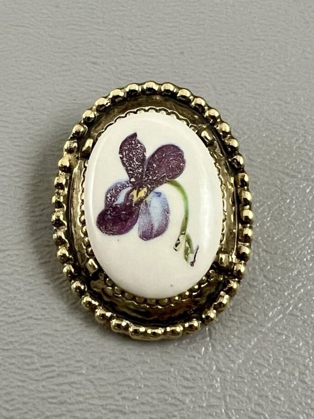 Vintage Porcelain Violet Flower Brooch Pin Oval Gold Tone Floral Jewelry 1.5"